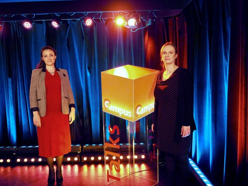 Diesmal zu Gast bei Campus Talks: Prof. Dr. Merle Fairhurst (links) und Prof. Dr. Anna Schenk. – Bild: Marinus Zängerl /​ BR /​ BR/​Marinus Zängerl