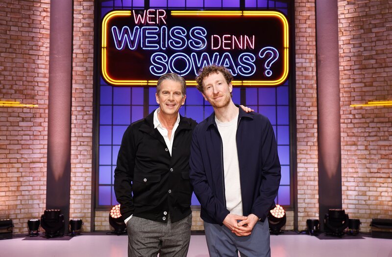 ARD WER WEISS DENN SOWAS? FOLGE 1393. Die Kandidaten: Markus Lanz (l.) und Louis Klamroth (r.). Dieses Motiv kann auch im Hochformat angefordert werden. Weitere Motive auf Anfrage. – Bild: ARD/​NDR/​UFA SHOW & FACTUAL/​Morris Mac Matzen