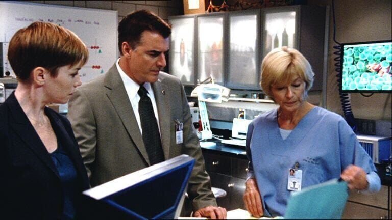 Von Dr. Elizabeth Rodgers (Leslie Hendrix, r.) erfahren Mike (Chris Noth) und Megan (Julianne Nicholson), dass der Ermordete vor seinem Tod Drogen konsumiert haben muss. – Bild: VOX