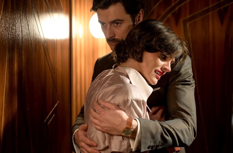 Mateo (r., Javier Rey) tröstet Bárbara (l., Amaia Salamanca), deren Ehe mit Enrique gescheitert ist. – Bild: WDR/​Manuel Fernandez-Valdes/​Beta Film GmbH
