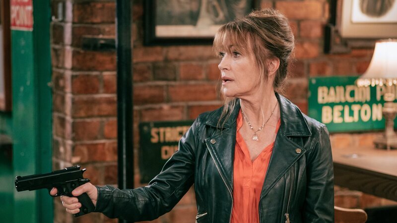 Der gemütliche Abend in ihrem Lieblingspub endet für Harry Wild (Jane Seymour) deutlich anders als ursprünglich geplant: Erst sitzt sie wegen eines Orkans im Pub fest und zu allem Überfluss gibt es auch noch zwei Leichen. – Bild: ZDF und Szymon Lazewski/​Zoe Production DAC/​AcornTV