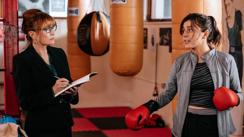 Getarnt als Sportpsychologin fühlt Harry Wild (Jane Seymour, l.) den Mitgliedern des Boxclubs auf den Zahn, unter anderem der jungen Sportlerin Avril (Jordanne Jones, r.). – Bild: ZDF