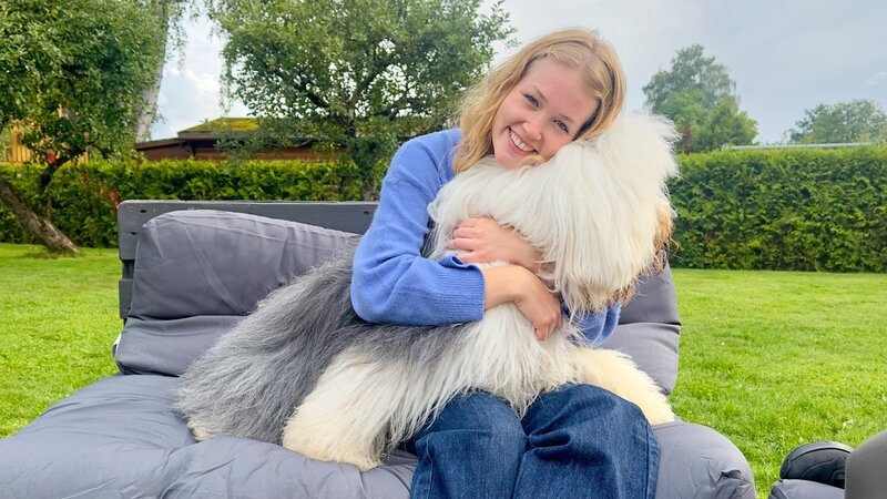 Schorschi zeigt Nina, dass Bobtails auch sehr verschmust sein können. – Bild: BR/​Text und Bild Medienproduktion GmbH & Co. KG/​Katharina Brackmann