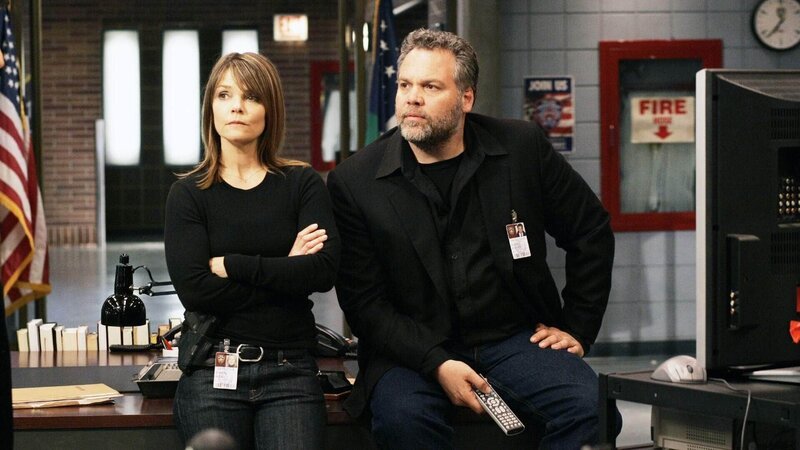 Die Detectives Alexandra Eames (Kathryn Erbe) und Robert Goren (Vincent D’Onofrio) erhalten den Auftrag, den Ehemann einer erfolgreichen Krimiautorin zu finden. – Bild: MG RTL D /​ USA Network /​ Will Hart