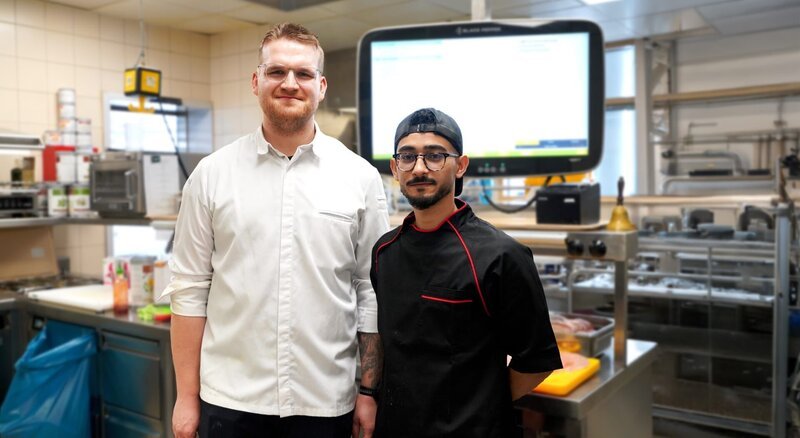 Chefkoch Marcel Hahlen (l.) und sein tunesischer Azubi Wissam (r.) – Bild: ZDF und Jürgen Heck