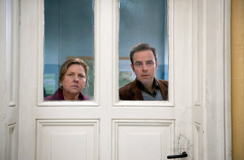 MDR Fernsehen ALLES KLARA, FOLGE 12, „Der allerletzte Zeuge“, am Montag (02.06.14) um 22:50 Uhr. Paul (Felix Eitner, r.) und Anke Reimers (Ramona Kunze-Libenow, l.) werden Zeuge eines einmaligen Schauspiels. – Bild: MDR/​Marion von der Mehden