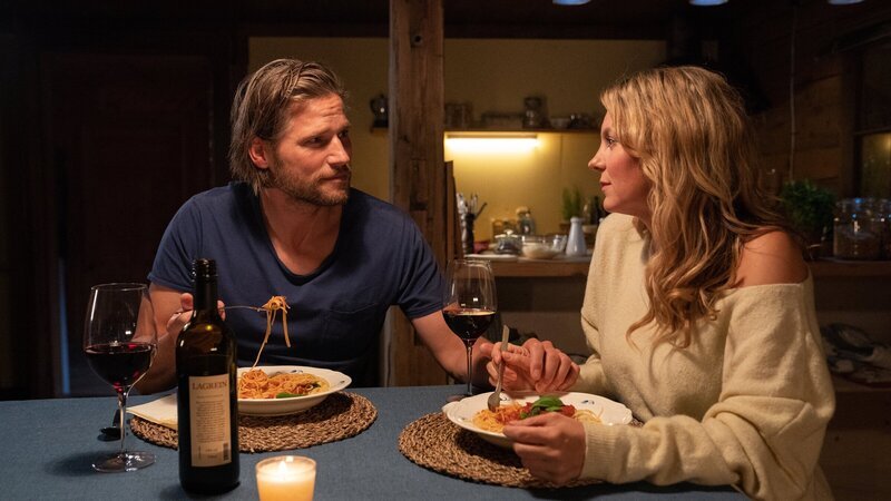 Durch die Ereignisse des Tages ist Katharina (Luise Bähr) emotional stark mitgenommen. Markus (Sebastian Ströbel) versucht alles, um sie aufzumuntern. – Bild: ZDF und Stephanie Kulbach