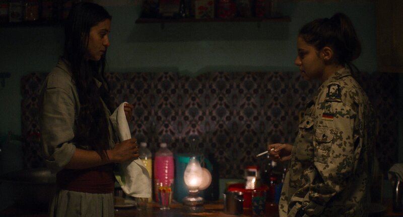 Peschmergakämpferin Berivan (Zübeyde Bulut, l.) und Rojda (Almila Bagriacik, r.). – Bild: ZDF und Pallas Film /​ Match Factory Productions /​ View Master