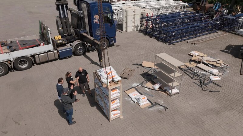 Kran im Einsatz für den Belastungscheck von Schwerlastregalen: Welches trägt eine Tonne? – Bild: MDR/​Matthias Müller
