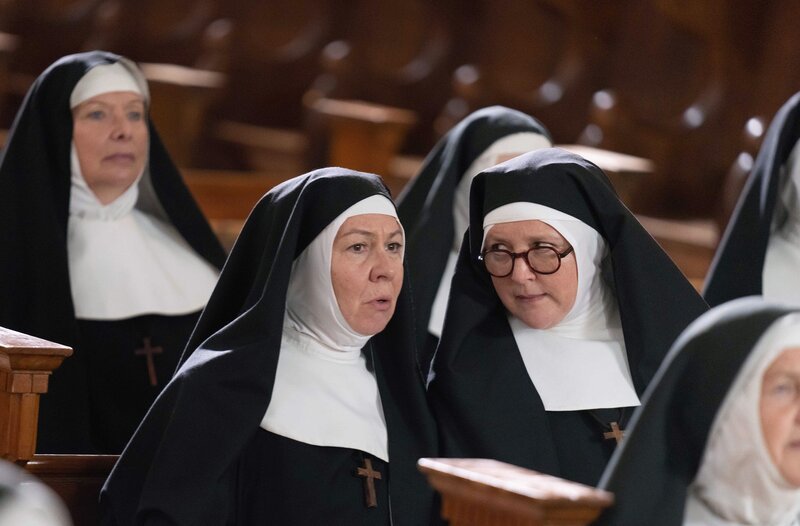 v.l.n.r.: Sister Reg (Virginia Fiol) und Sister Boniface (Lorna Watson) – Bild: WDR /​ BBC Studios