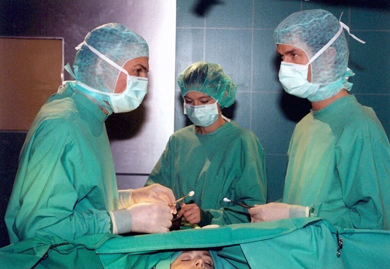 Prof. Reutter operiert unter der Assistenz von Dr. Kreutzer vorbildlich. Doch dann fällt die Patientin überraschend ins Koma und der geschockte Mediziner in eine Sinnkrise … – Bild: MDR