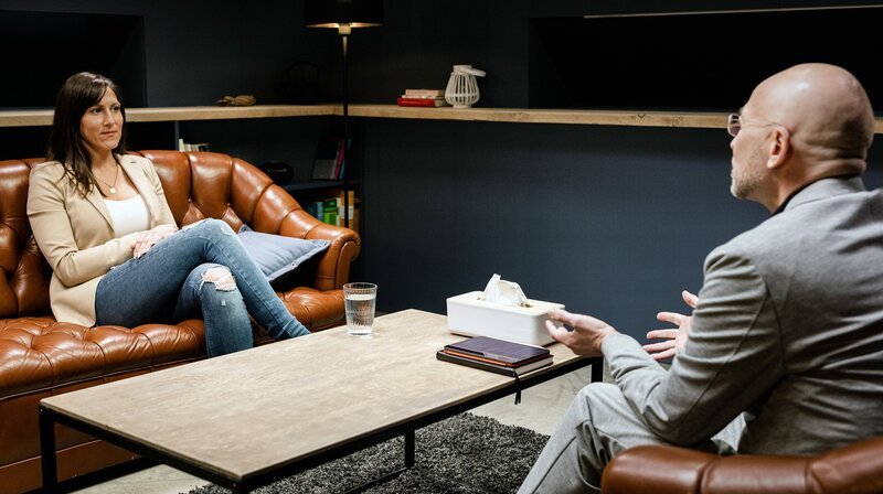 Beim Wiedersehen nach ein paar Wochen kommt Sabrina (29) allein, ohne Sebastian (34). Haben die beiden es nicht geschafft, ihre Beziehung zu retten? – Bild: NDR/​Picture Punks