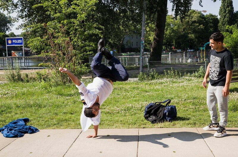 Breakdance-Battle vor der Wache: Fahri Celik und Mahmud Anwar. – Bild: ARD/​Daniela Incoronato