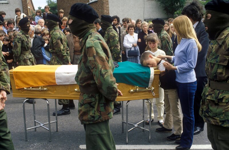 Die 11-jährige Bernadette bei der Beerdigung ihres Vaters Joe McDonnell, dem fünften toten Hungerstreikenden, Belfast, Juli 1981 – Bild: phoenix/​ZDF/​Homer Sykes