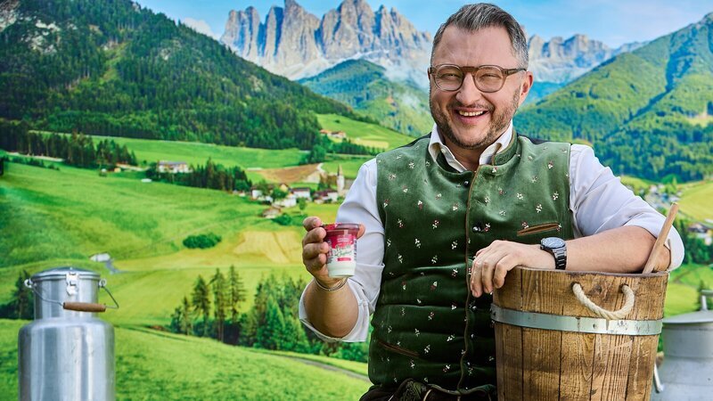 Unter dem Namen Milsani verkauft Aldi eine Vielfalt an Milchprodukten. Sebastian Lege zeigt die Tricks des Discounters. – Bild: ZDF und Kai Schulz