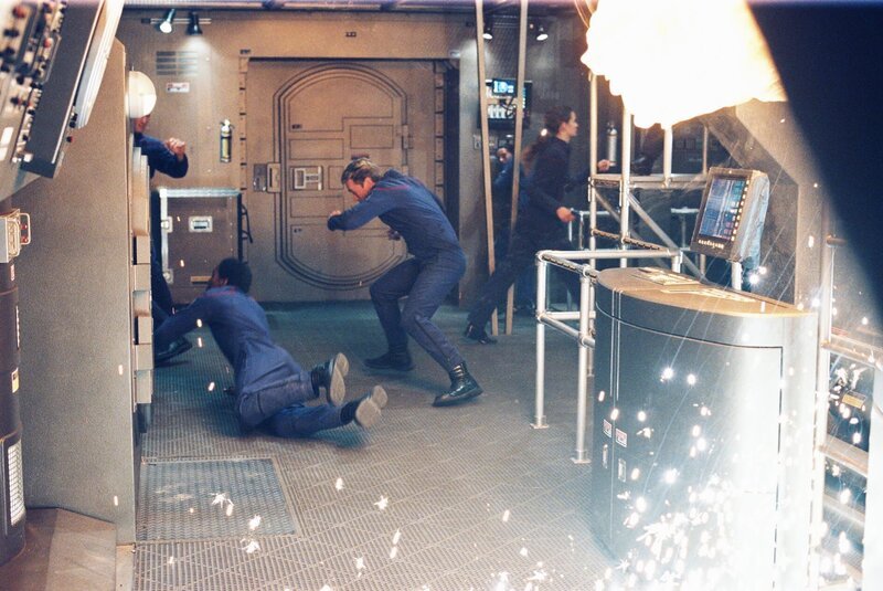 Trip hat den Antrieb modifiziert, so dass die Enterprise mit Warp 4,9 fliegen kann. Bei diesem Testflug gerät sie in ein polarisches Feld, das die Enterprise stoppt und vollkommen lahm legt. Dabei wird Trip (Connor Trinneer, M.) schwer verletzt … – Bild: CBS Studios Inc. /​ SYFY