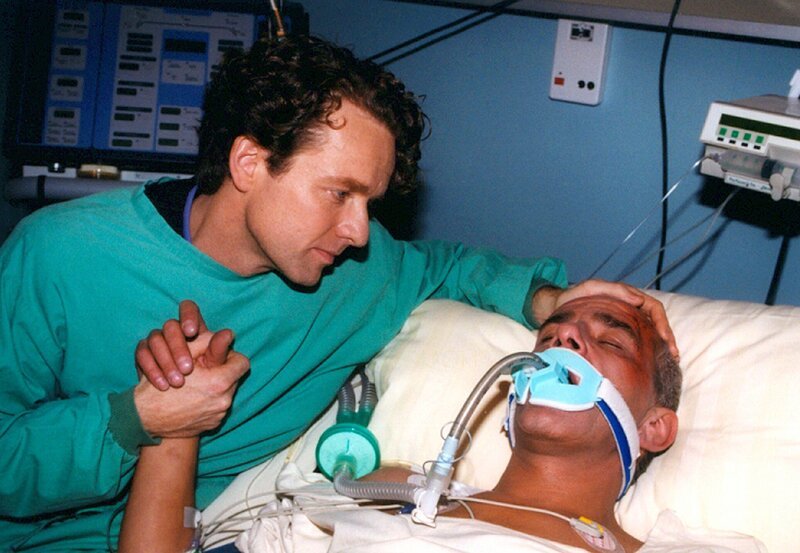 Werner Rautinger hat sich eine schwere Kopfverletzung zugezogen. Durch eine lebensgefährliche Operation könnte er unter Umständen aus dem Koma erwachen – doch seinem Lebensgefährten Michael Scholz (Karsten Doerr) fehlen für diese Entscheidung juristische Rechte. – Bild: MDR/​Laue