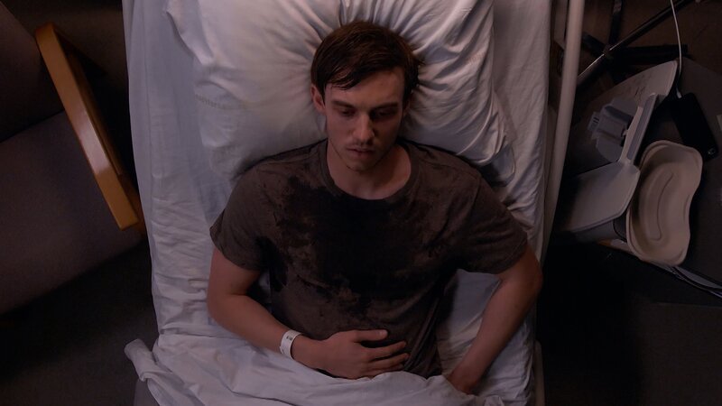 Im Medizinstudium hatte sich der smarte Tristan (Maarten Nulens) nie viele Gedanken über die Nebenwirkungen einer Chemo gemacht. Nun als Patient weiß er wenige Stunden nach der ersten Behandlung, welche Qual die Nebenwirkungen wirklich bedeuten. – Bild: ZDF und SYLVESTER PRODUCTION /​ VRT