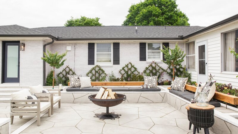 Katie and Trents newly renovated back yard patio space, as seen on Curb Appeal Xtreme. – Bild: Matt Blair /​ HGTV