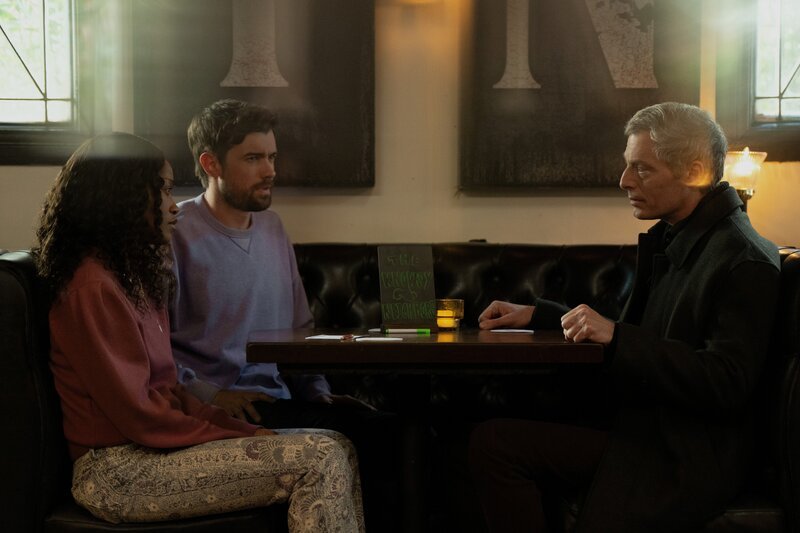 THE BURBS -- „Neighbor Take Warning“ Episode 106 -- Pictured: (l-r) Keke Palmer as Samira, Jack Whitehall as Rob, Justin Kirk as Gary – Bild: Peacock /​ Universal Content Productions LLC