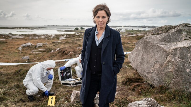 Mord an einer Studentin: Die Polizeipsychologin Cathrin Blake (Désirée Nosbusch) am Tatort. – Bild: ORF 2