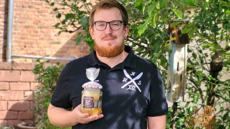 Kevin Bornath kaufte einen Marktwagen und gründete mit Freunden den „Handkäs’ Shop“; seitdem ist er auf vielen Volksfesten, Konzerten und bei Heimspielen der Eintracht vor Ort. – Bild: ZDF und HR/​Alexander Balafas