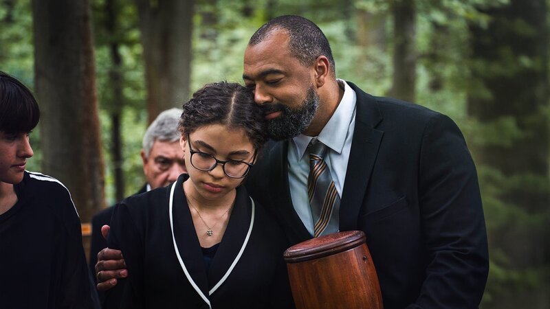 Maxi (Kiana Ben Attou) ist zusammen mit ihrem Papa auf einer Trauerfeier. – Bild: MDR/​Thomas Dietze