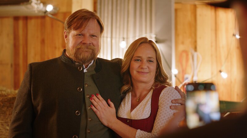 Nach ihrer kurzen Auszeit scheint einem Neuanfang zwischen Denise (Sonsee Neu) und ihrem Mann Georg Maiwald (Michael A. Grimm) nichts im Wege zu stehen. – Bild: ZDF und Lukas-Frederik Pfaff