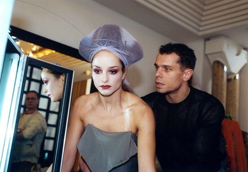 Für das Model Alexandra (Lara Joy Körner) hat sich ihr Traum erfüllt: endlich hat sie den Kosmetikvertrag in Paris. Doch ihre Krankheit trübt die Freude, aber ihr Manager Marcus Berger (Torsten Stoll) will, dass sie durchhält. – Bild: MDR