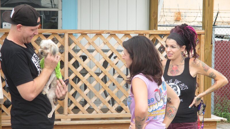 Sean holds Hilda with Tania and Lizzy. – Bild: Discovery Communications