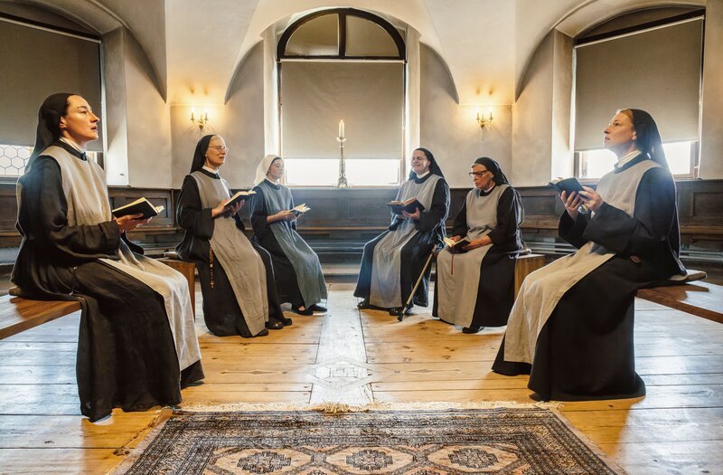 Von links: Schwester Klara (Constanze Becker), Schwester Angela (Ulrike Willenbacher), Schwester Antonia (Maresi Riegner), Schwester Jacoba (Petra Hartung), Schwester Julia (Christiane Blumhoff) und Schwester Barbara (Corinna Harfouch) beim Singen. – Bild: Hendrik Heiden /​ BR, Roxy Film GmbH /​ BR/​Roxy Film GmbH/​Hendrik Heiden