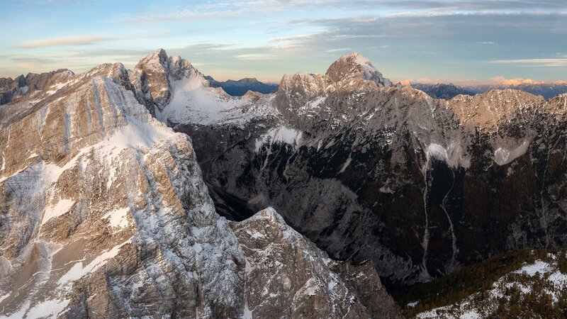 Die Julischen Alpen, imposante Berge im Norden des Landes werden vom Triglav Nationalpark geschützt. – Bild: ORF/​dreiD.at/​Sonvilla-Graf
