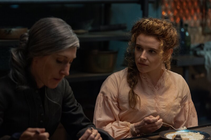 Loti (Céline Menville, l.) wurde engagiert, um auf Humility (Georgia Flood, r.) aufzupassen. Nun sind beide auf der Nautilus gelandet. – Bild: ZDF und Vince Valitutti/​Disney+