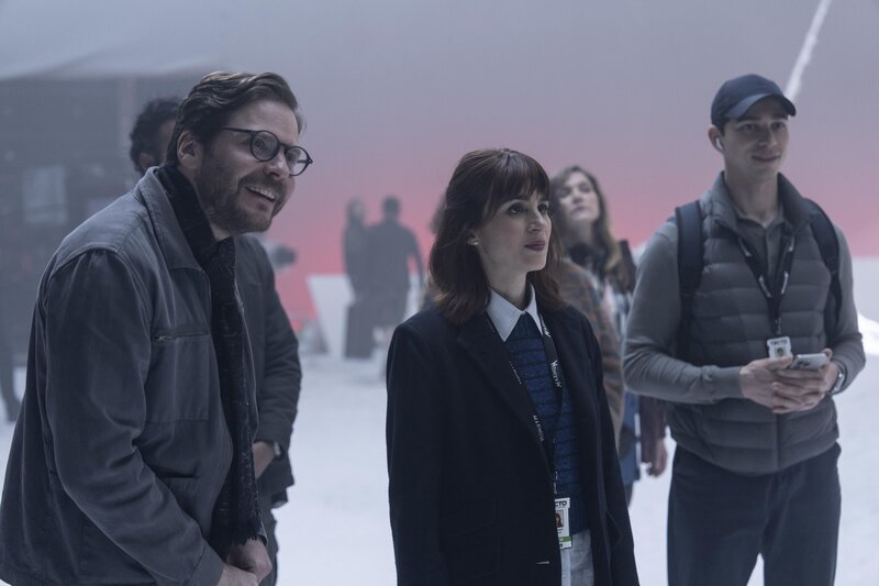 l-r: Eric (Daniel Brühl), Anita (Aya Cash), Bryson (Isaac Powell) – Bild: Warner Bros. Discovery Inc.