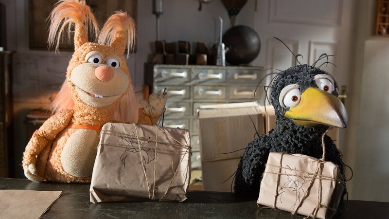 Ella (Anna Menzel) und Rudi (Lennart Morgenstern) lieben es, Päckchen zu bekommen. Also wollen sie sich selbst welche schicken. – Bild: ZDF und Zia Ziarno