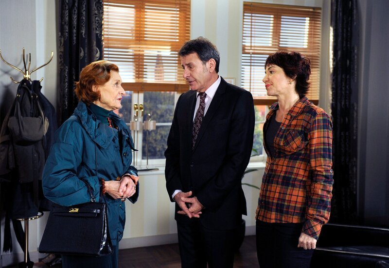 Merle (Anja Franke, r.) und Gunter (Hermann Toelcke, M.) können nicht glauben, dass Jan Dieck sich durch Johannas (Brigitte Antonius, l.) Einfluss total verändert haben soll. – Bild: ARD/​Nicole Manthey