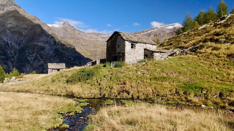 Streifzug durch das Tessin Luganersee und Alpe di Sceru Steinhütte auf der Alpe di Sceru – Bild: SRF/​Peter Moers