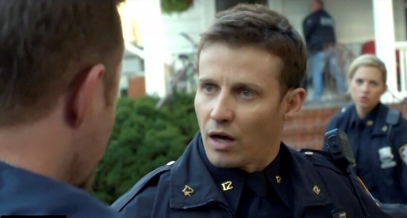 Ein Geiselnehmer hat ein junges Mädchen in seiner Gewalt. Jamie (Will Estes, M.) versucht, die Kleine zu retten. Kommt seine Hilfe zu spät? – Bild: CBS Broadcasting Inc.