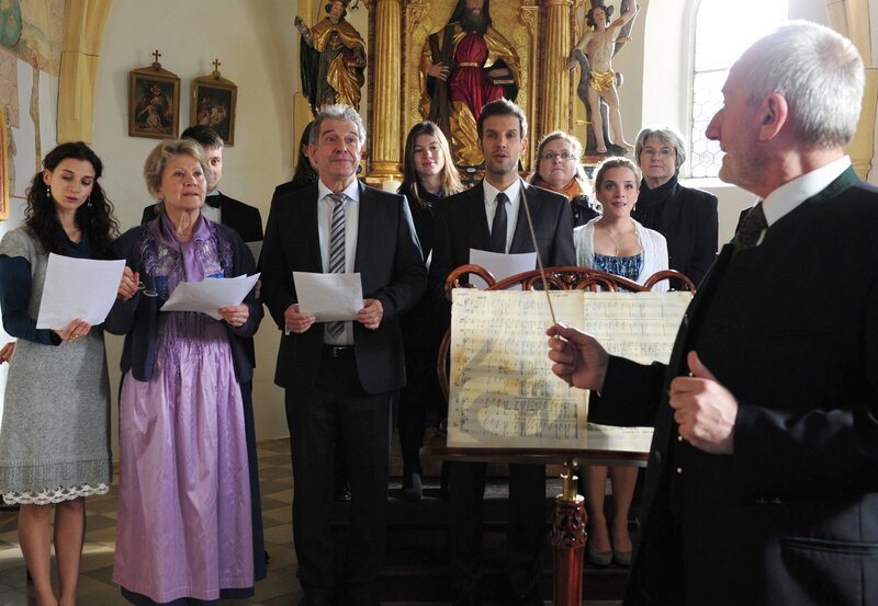 Alfons (Sepp Schauer, v.) beginnt den Chor zu dirigieren. Mit dabei sind Elena (Lili Gesler, l.), Hildegard (Antje Hagen, 2.v.l.), André (Joachim Lätsch, M.), Nils (Florian Stadler, 2.v.r.) und Tanja (Judith Hildebrandt, r.). – Bild: ARD/​Ann Paur