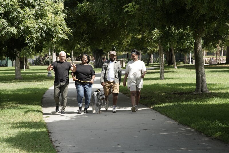 Cesar Millan geht mit der Familie Tounsel und Hund Maxwell spazieren. (National Geographic) – Bild: NGC NETWORK US, LLC