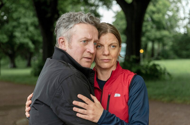 Jan Trebus (Josef Heynert, l.) hat große Angst um seine Tochter. Seine Freundin Nele Lütken (Marianne Thies, r.) steht ihm bei. – Bild: ARD/​Thorsten Jander