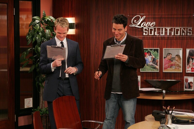 Barney (Neil Patrick Harris, l.) überredet seinen Freund Ted (Josh Radnor, r.), mit ihm eine Partnervermittlerin aufzusuchen. Während Ted immer noch nach der Frau fürs Leben sucht, erhofft sich Barney sich lediglich ein erotische Abenteuer … – Bild: 20th Century Fox International Television Lizenzbild frei