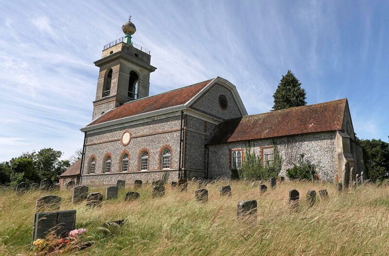 West Wycombe, in der Nähe von London, wirkt wie eine ländliche Oase der Ruhe – doch der Schein trügt. – Bild: Elephant Doc