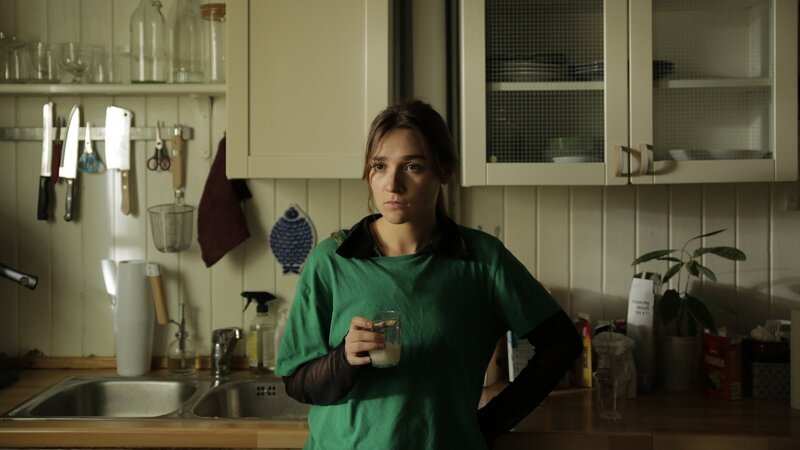 Klara (Darin Hagi) steht unter enormen Druck. Während sie verzweifelt versucht, selbst mit ihrem Dating-Trauma fertig zu werden, soll sie für ihren Podcast zu noch mehr Dates gehen, um darüber zu berichten. – Bild: Wild Bunch