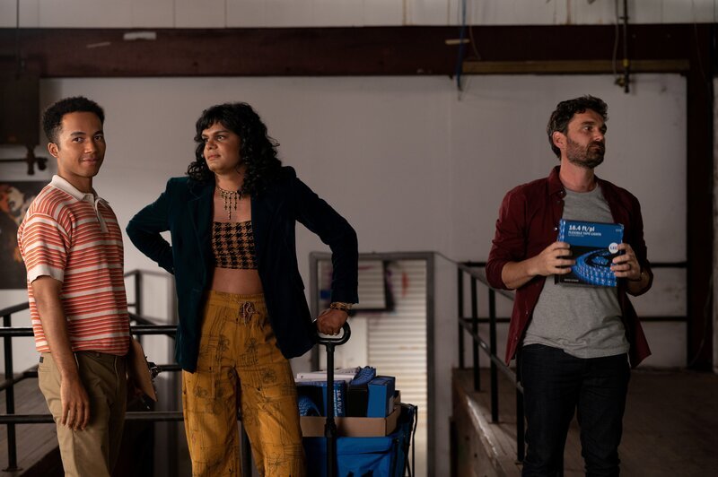 l-r: Roadie (Gabriel Hudson), Sabi Mehboob (Bilal Baig), Paul Bauer (Gray Powell) – Bild: Sphere Sort Of 2 Inc.