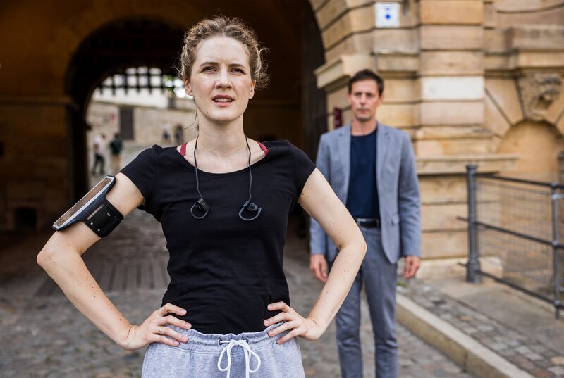 Elly (Juliane Fisch, l.) joggt eine Runde bevor es für Sie in den Spätdienst gehen soll, als Beat (Roland Bonjour, r.) überraschend ihren Weg kreuzt. – Bild: ARD/​Michael Kremer