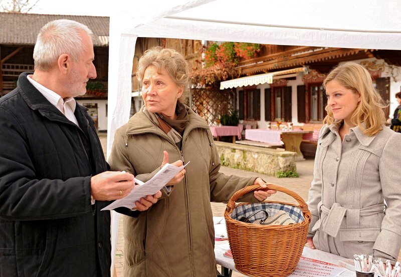 ARD STURM DER LIEBE FOLGE 1206, Hildegard (Antje Hagen, M.) und Alfons (Sepp Schauer, l.) freuen sich über Lenas (Johanna Bönninghaus, r.) Engagement für die Gemeinde. – Bild: One