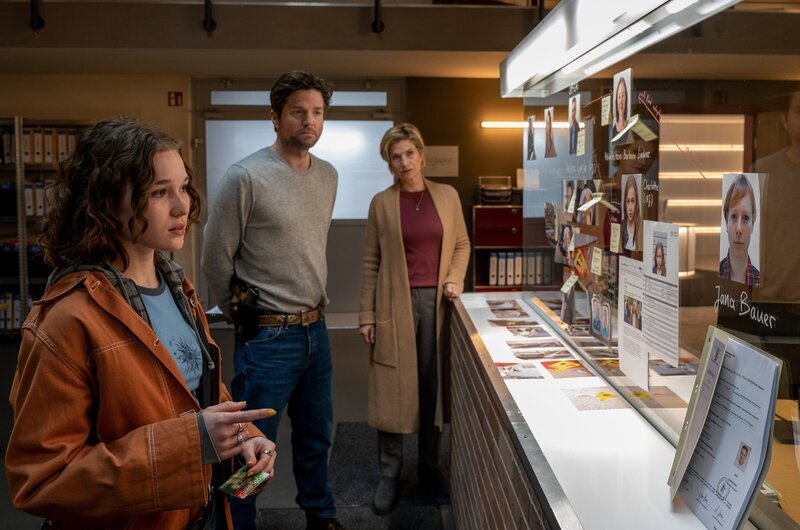 Hat das 15-jährige Heimkind Charlotte „Charlie“ Petersen (Mathilda Smidt, l.) etwas mit dem Mord an einem Adoptionsvermittler zu tun? Ihre Kette wurde zwar am Tatort gefunden, doch die Kommissare Martina Seiffert (Astrid M. Fünderich, r.) und Jo Stoll (Peter Ketnath, M.) fragen sich, was ihr Motiv sein könnte. Als Charlie zu einer Zeugenaussage aufs Präsidium gerufen wird, wird sie unfreiwillig in die Ermittlungsarbeit verwickelt. – Bild: MARKUS_FENCHEL /​ ZDF