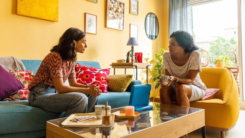 Alba (Serena Manteghi, l.) versucht, zwischen Gabby (Melissa James) und ihrem Mann in einem Sorgerechtsstreit unter Briten auf spanischem Boden zu vermitteln. – Bild: ZDF und UKTV