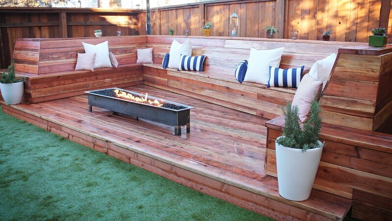 Kristen und Andrew haben ein Haus gekauft und renovieren es. Für den Garten blieb noch keine Zeit. Die Garten-Retter befreien den Outdoor-Bereich von einem einsamen Baum und bauen dafür eine Terrasse und eine Feuerstelle. Gekrönt wird das Design mit Möbeln in antikem Look, einem Pizzaofen und einer modernen Lamellenwand. – Bild: HGTV